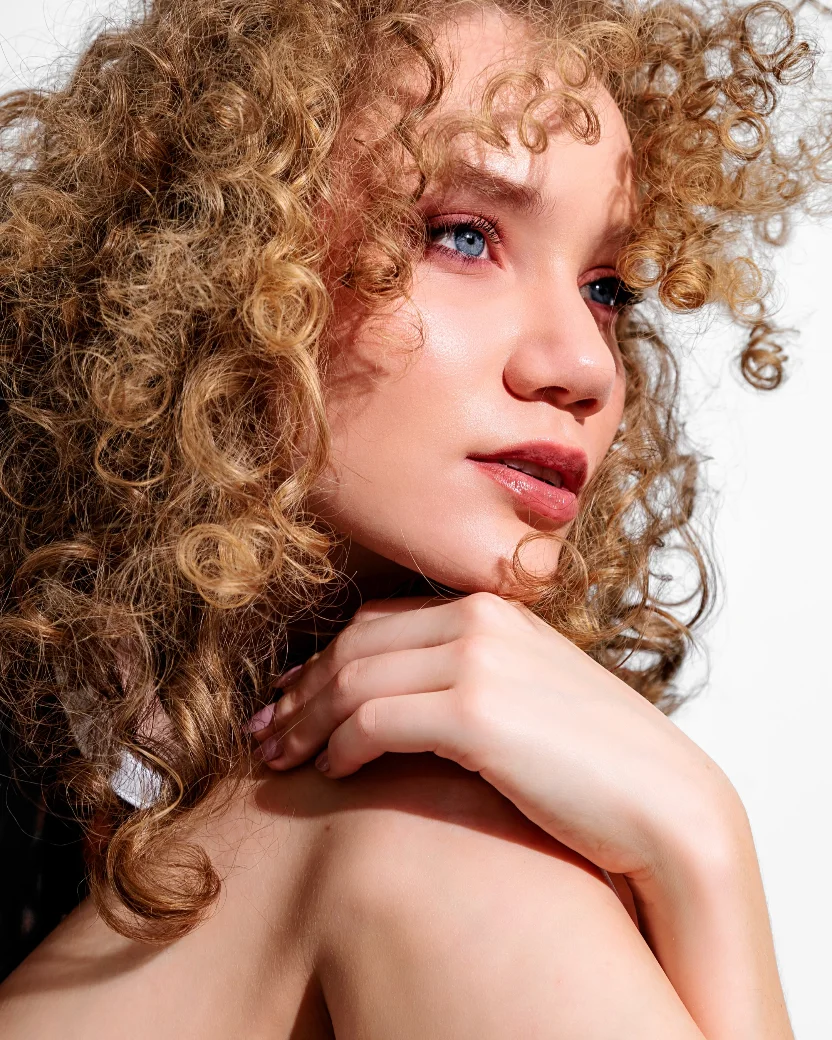 Look de beleza editorial com pele luminosa